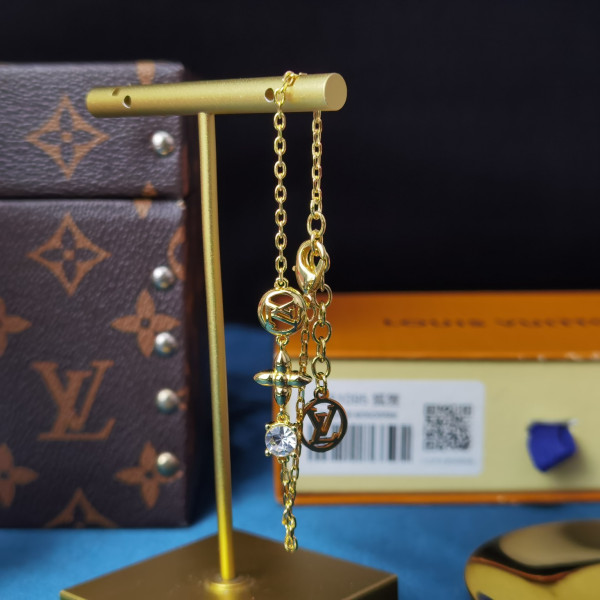 l**is V*t*n bracelet