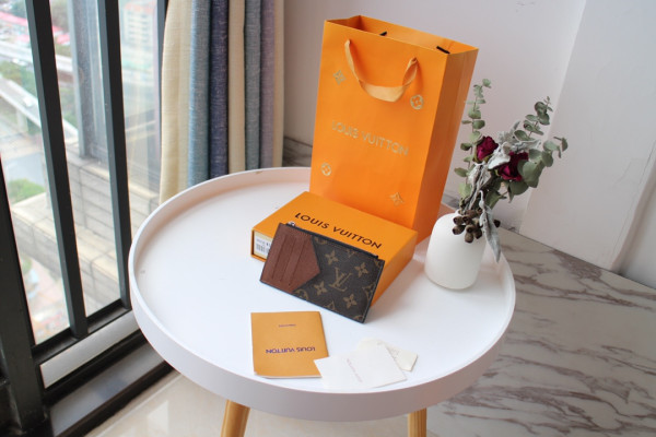 l**is V*t*n coin card holder