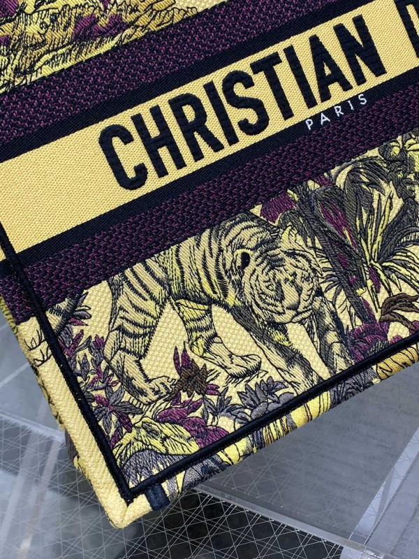 medium D*or book tote