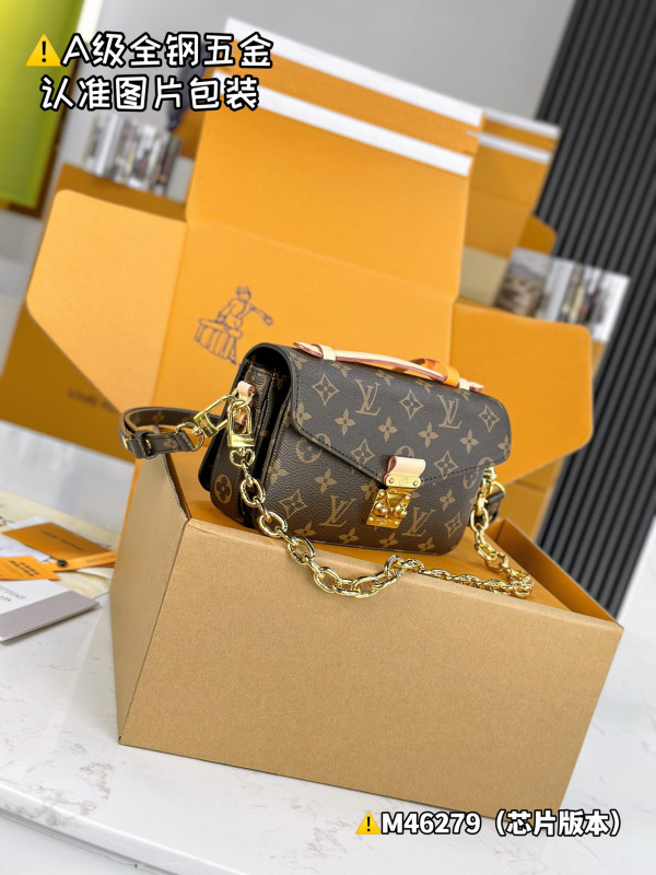 l**is V*t*n pochette metis east west