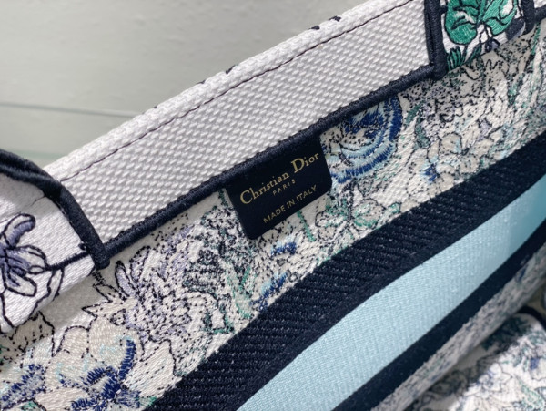 medium D*or book tote