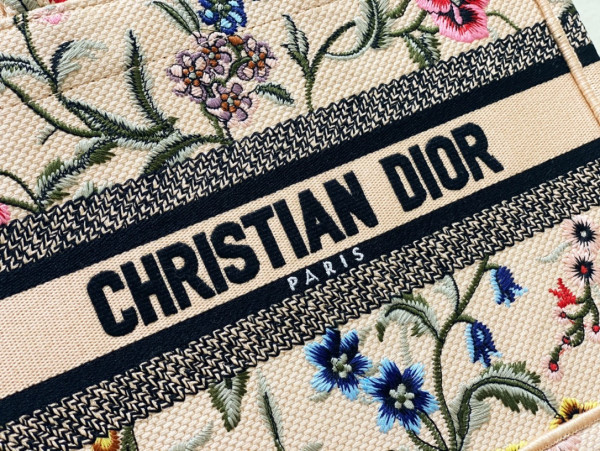 small D*or book tote