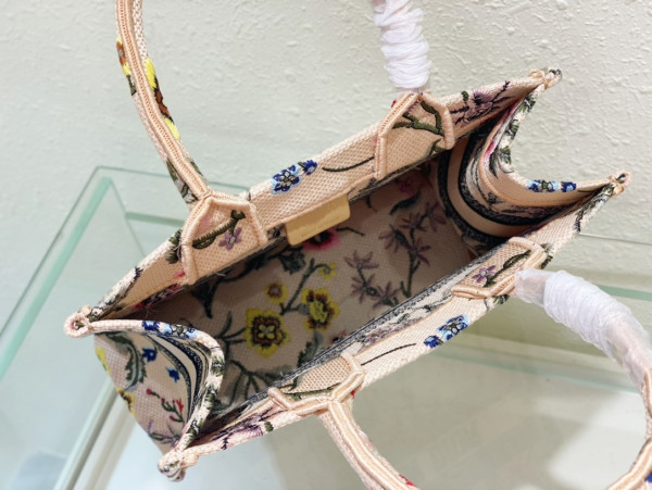 small D*or book tote