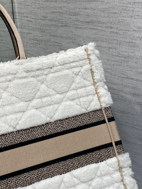 large D*or book tote