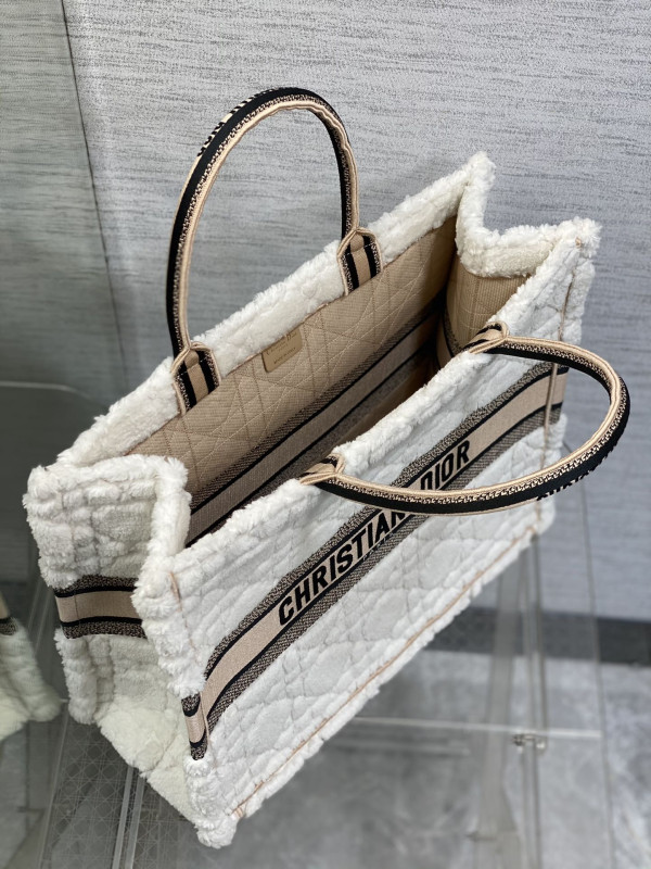 large D*or book tote