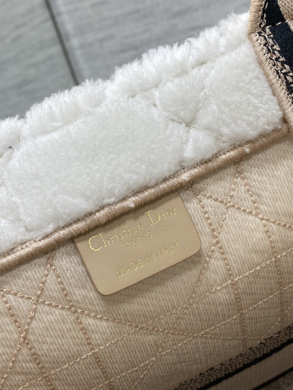 large D*or book tote