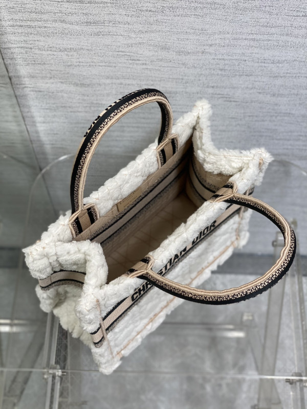 small D*or book tote