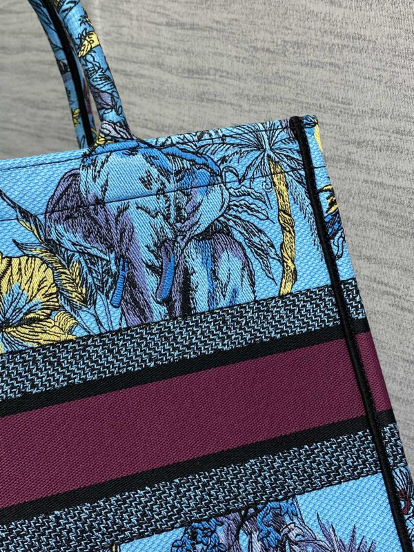 medium D*or book tote