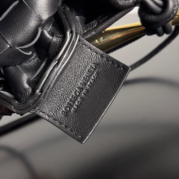 Bo*te*ga ve*ne*ta mini sardine top handle bag