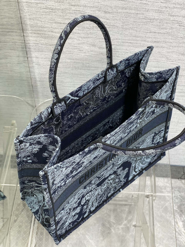 large D*or book tote