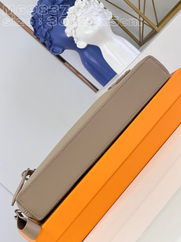 l**is V*t*n ipad pouch