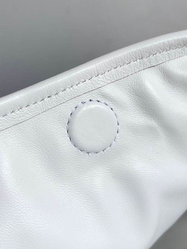 Bo*te*ga ve*ne*ta large hop