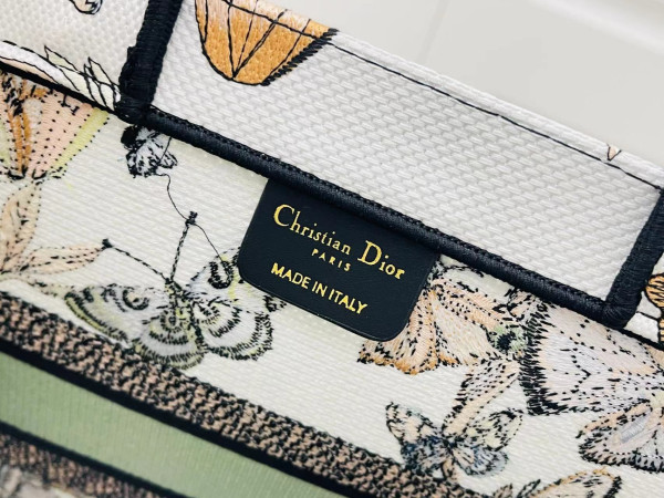 medium D*or book tote