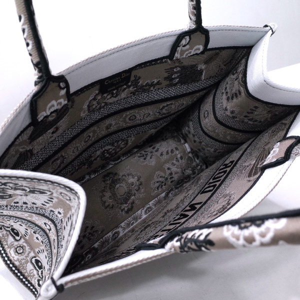 medium D*or book tote