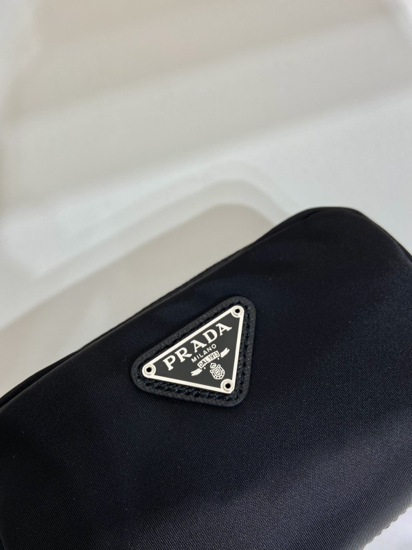 Pra*a re-nylon necessaire