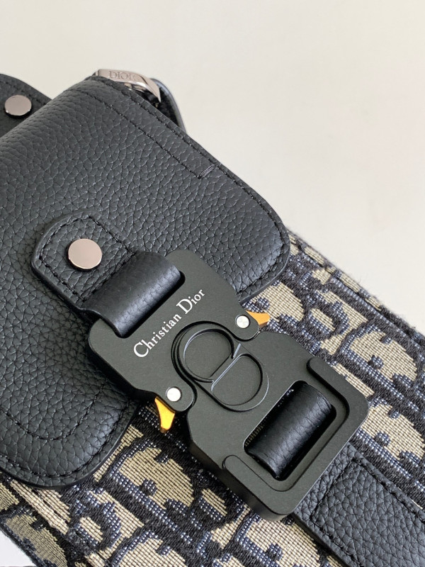 D*or saddle vertical pouch with strap