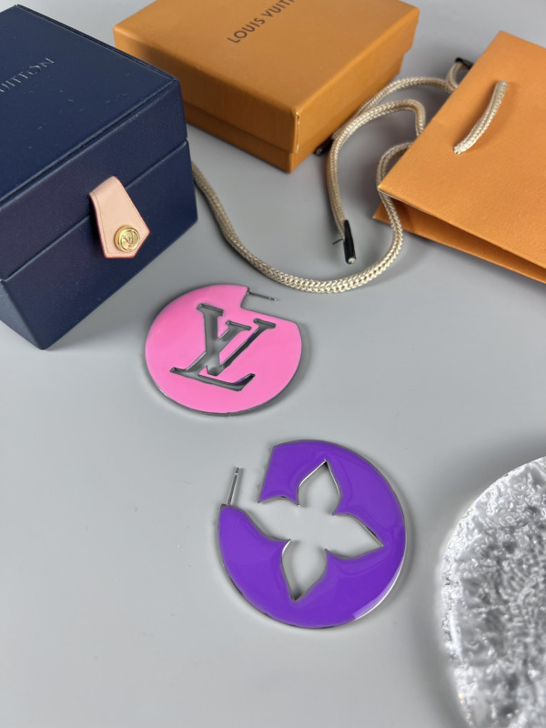 l**is V*t*n earrings