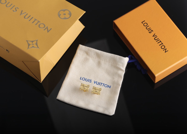 l**is V*t*n earrings