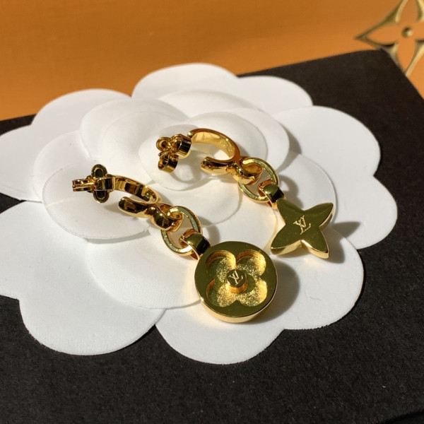 l**is V*t*n earrings