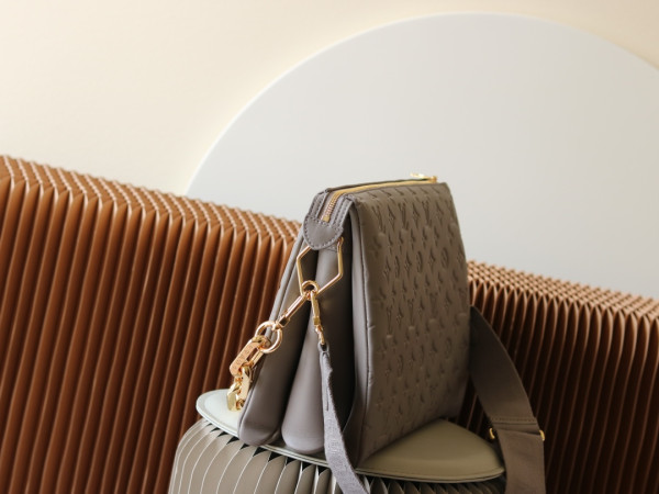 l**is V*t*n coussin mm-34*24*12cm