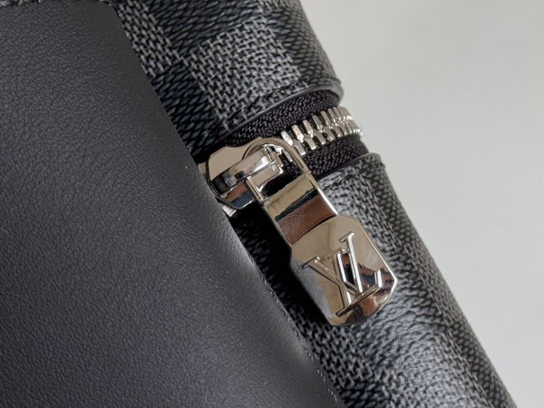 l**is V*t*n discovery backpack pm