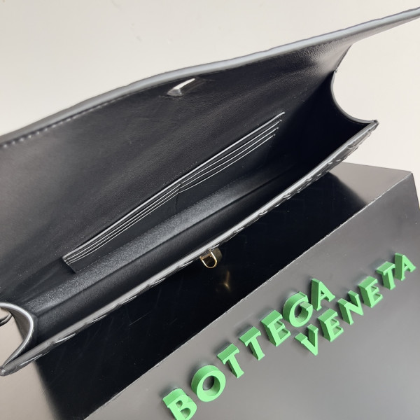 Bo*te*ga ve*ne*ta long clutch andiamo with handle