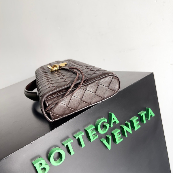 Bo*te*ga ve*ne*ta long clutch andiamo with handle