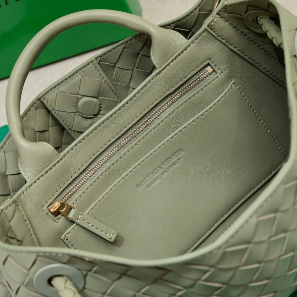 Bo*te*ga ve*ne*ta small east/west andiamo