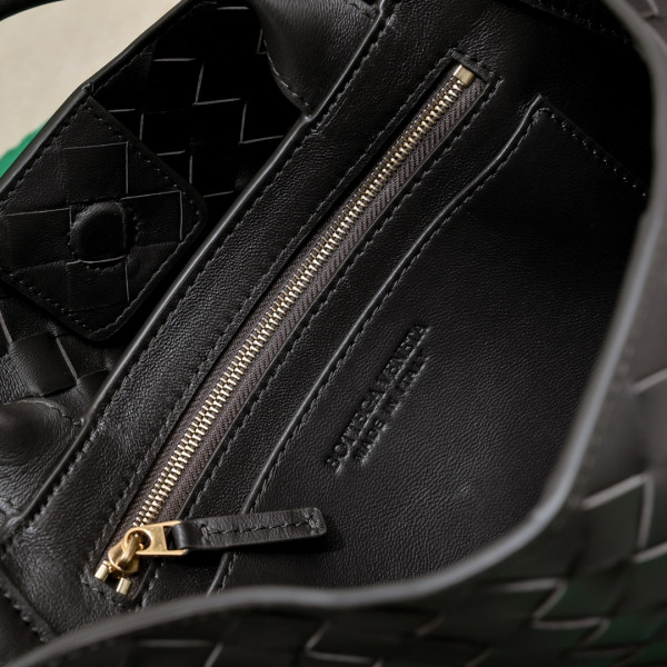 Bo*te*ga ve*ne*ta small east/west andiamo