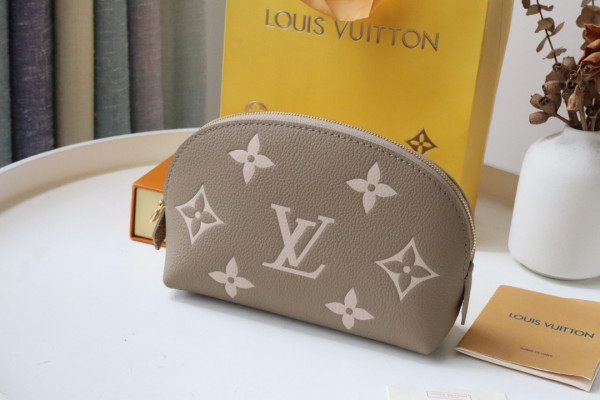l**is V*t*n cosmetic pouch