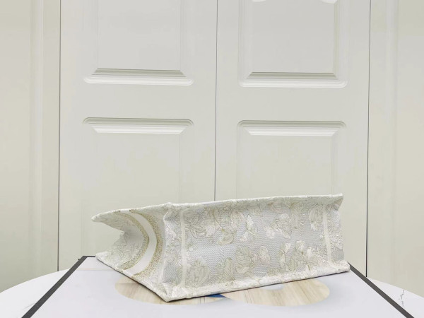 medium D*or book tote