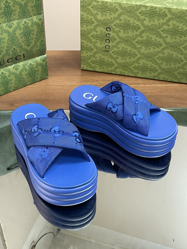 G*u*i slide sandals