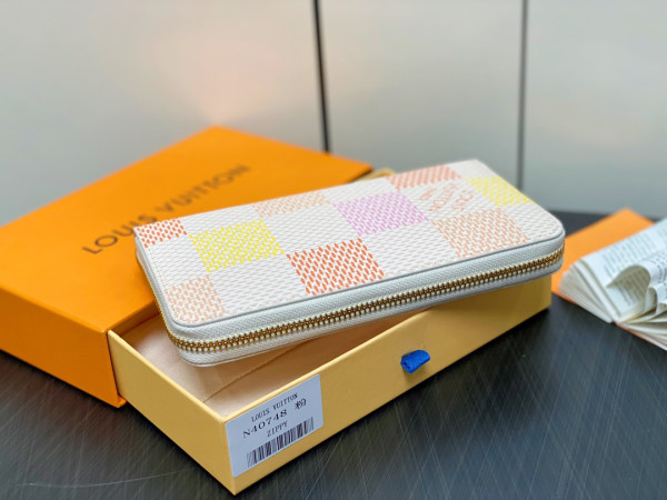 l**is V*t*n zippy wallet-19.5*10.5*2.5 cm