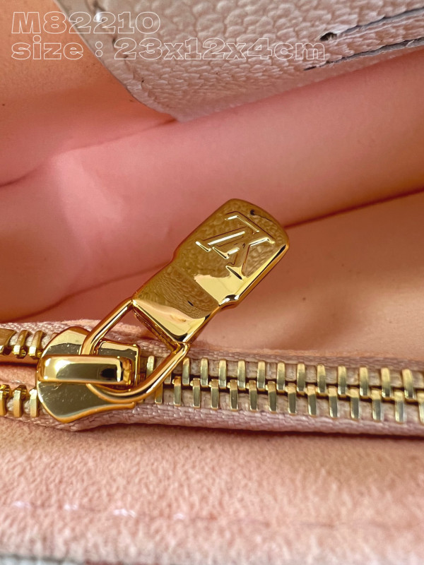 l**is V*t*n wallet on chain ivy-23.5*12*4.3cm