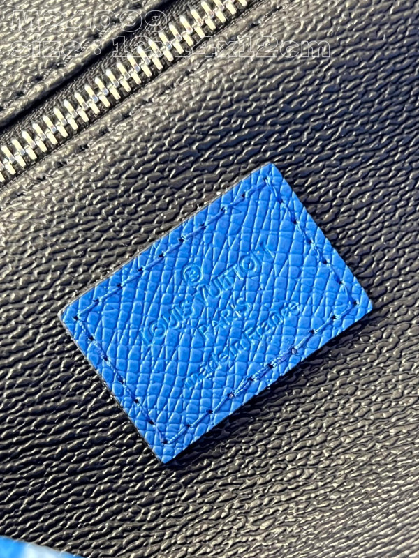 l**is V*t*n dopp kit -28*15*16.5cm