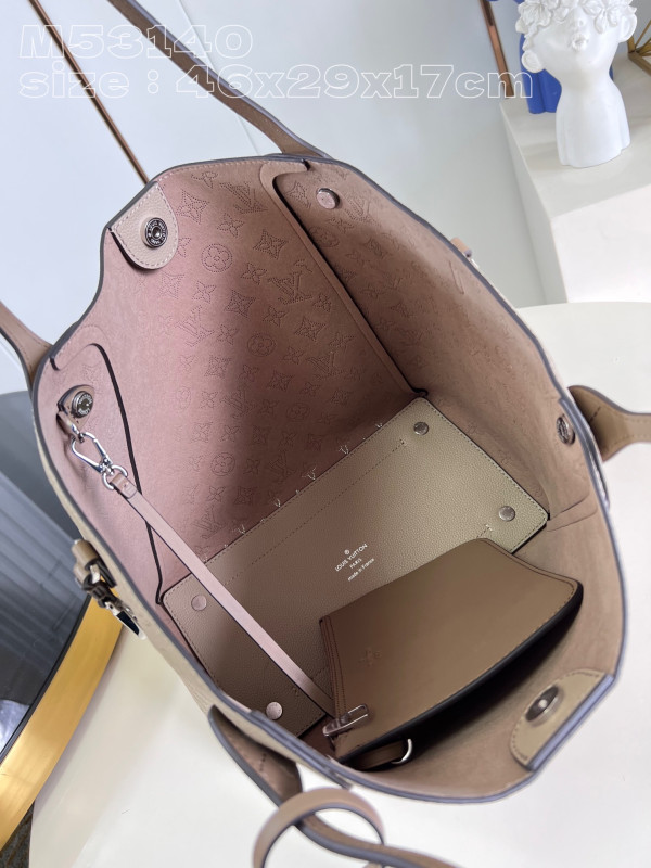 l**is V*t*n hina-46 x 29.5 x 17cm