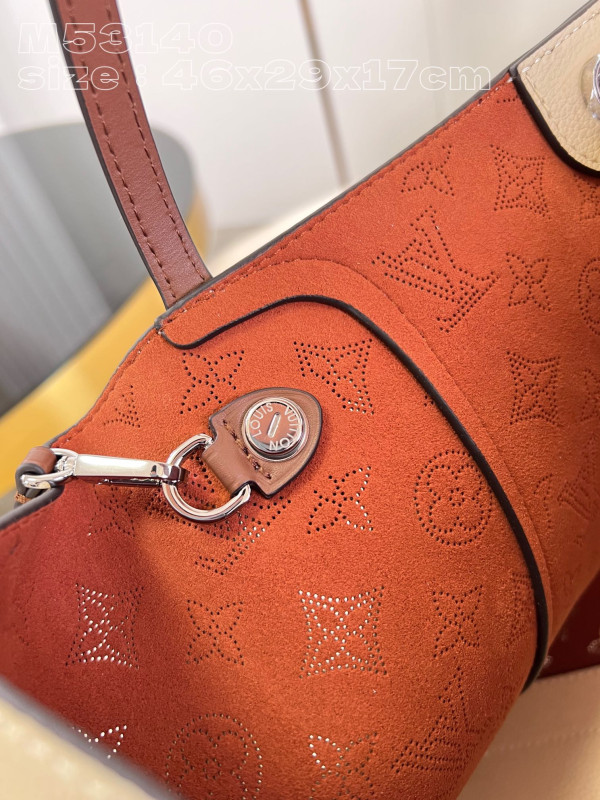 l**is V*t*n hina-46 x 29.5 x 17cm