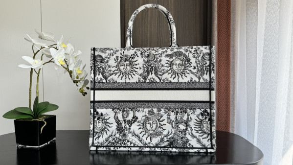 large D*or book tote-42*35*18.5cm