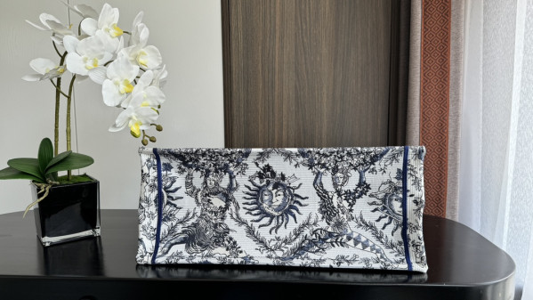 large D*or book tote-42*35*18.5cm