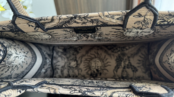 large D*or book tote-42*35*18.5cm