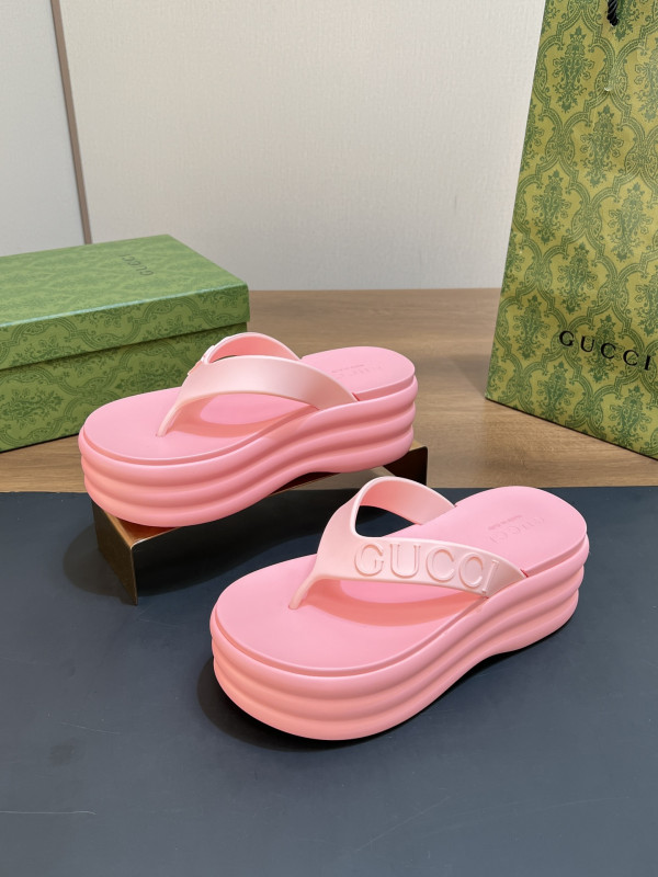 G*u*i slide sandals