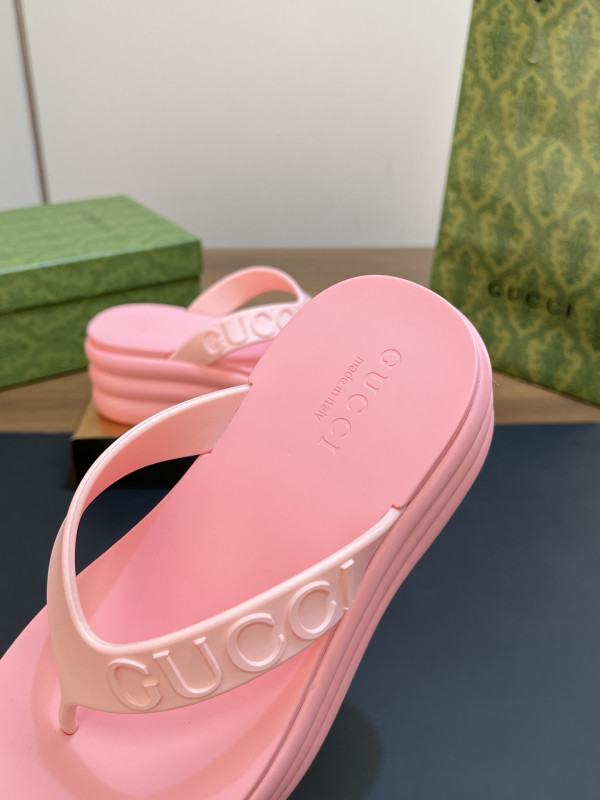 G*u*i slide sandals