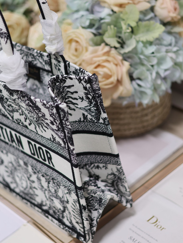 medium D*or book tote-36*18*28cm