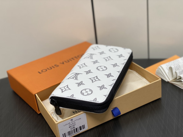 l**is V*t*n zippy wallet-10*20*2 cm