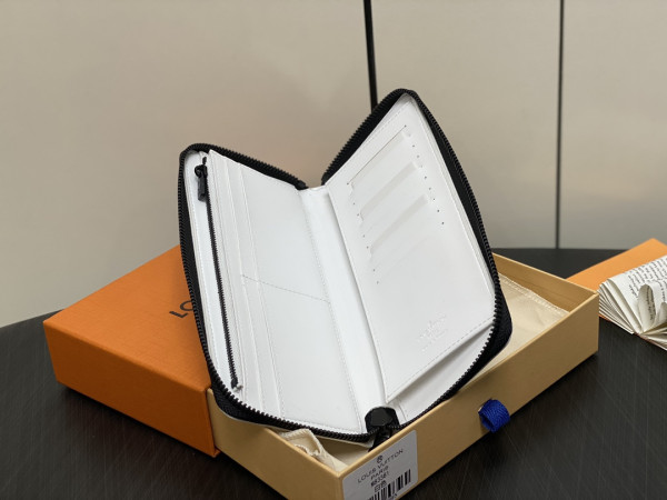 l**is V*t*n zippy wallet-10*20*2 cm