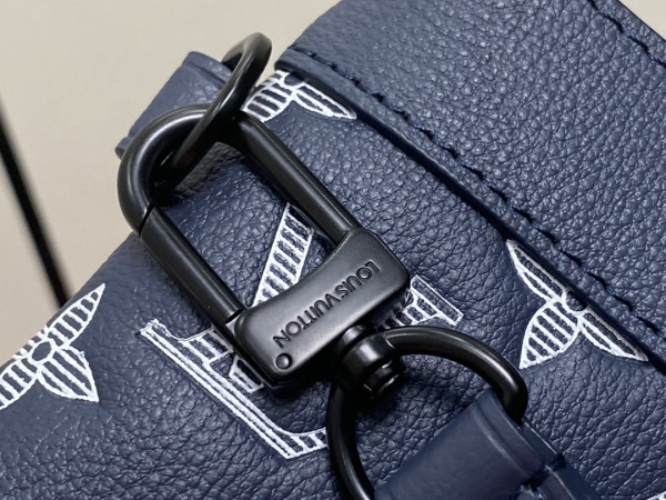 l**is V*t*n pochette to-go-30*21.5*2cm