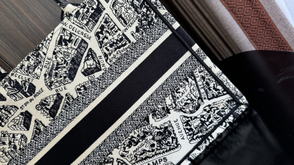 medium D*or book tote-36*18*28cm