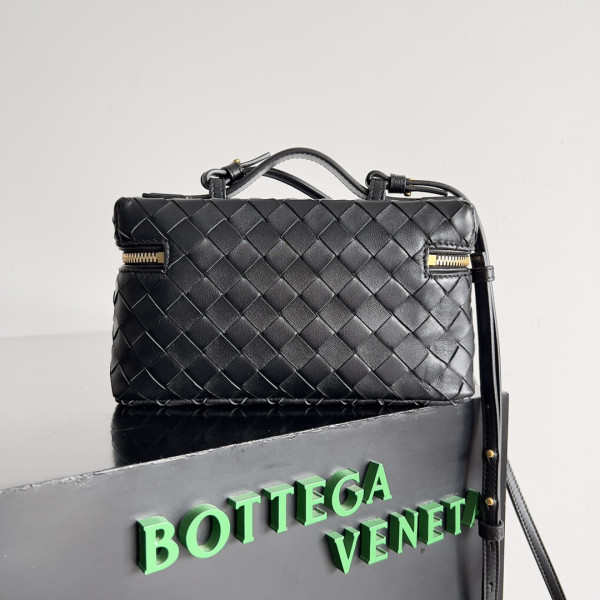 Bo*te*ga ve*ne*ta vanity case crossbody bag