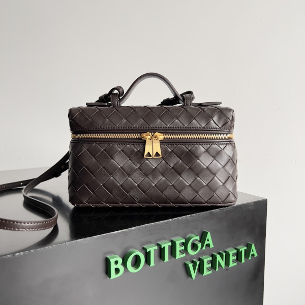 Bo*te*ga ve*ne*ta vanity case crossbody bag