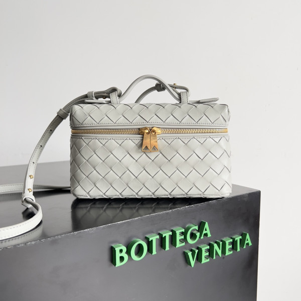 Bo*te*ga ve*ne*ta vanity case crossbody bag